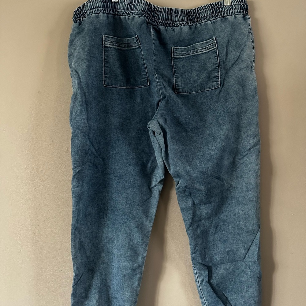 Mossimo Supply Co. Blue Ankle Cropped Jeans with Distressed Details - Picture 2 of 3